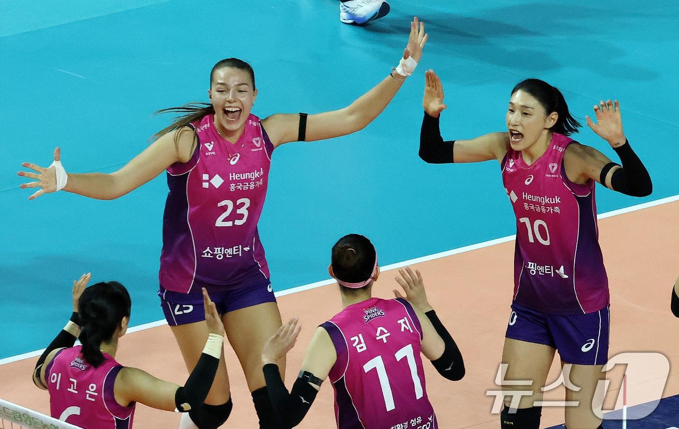 2일 인천시 부평구 삼산월드체육관에서 열린 프로배구 여자부 '도드람 2024-2025 V-리그' 흥국생명과 정관장의 경기에서 흥국생명 김연경과 마테이코가 득점 성공 후 환호하고 있다. 흥국생명은 이번경기에서 세트스코어 3대1로 승리했다. 2025.2.2/뉴스1 ⓒ News1 박세연 기자