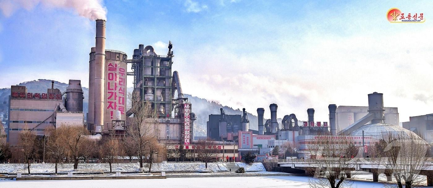 &#40;평양 노동신문=뉴스1&#41; = 북한 노동당 기관지 노동신문은 20일 상원시멘트연합기업소를 조명하면서 &#34;각지 시멘트 생산단위에서 증산의 열기가 고조되고 있다＂고 보도했다. [국내에서만 사용가능. 재배포 금지. DB 금지. For Use Only in the Republic of Korea. Redistribution Prohibited] rodongphoto@news1.kr