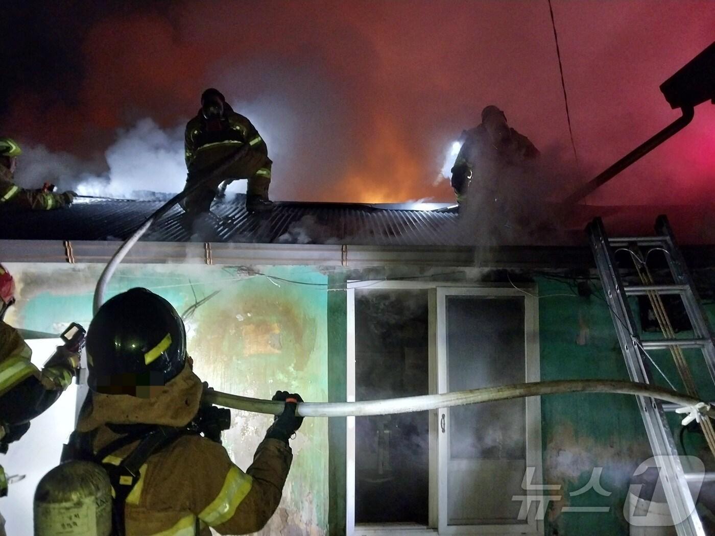 본문 이미지 - 20일 오전 3시쯤 청송군 현서면 구산리 단독주택에서 불이나 소방당국이 진압에 나섰다.(경북소방본부 제공. 재판매 및 DB 금지)2025.2.20/뉴스1
