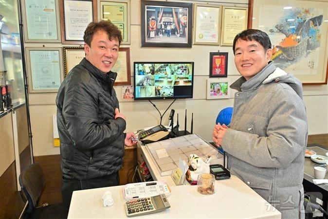 본문 이미지 - 조영준 우양수산 대표가 19일 부산형 착한결제 캠페인에 참여한 뒤 기념 촬영을 하고 있다.(부산시청 제공. 재판매 및 DB금지)