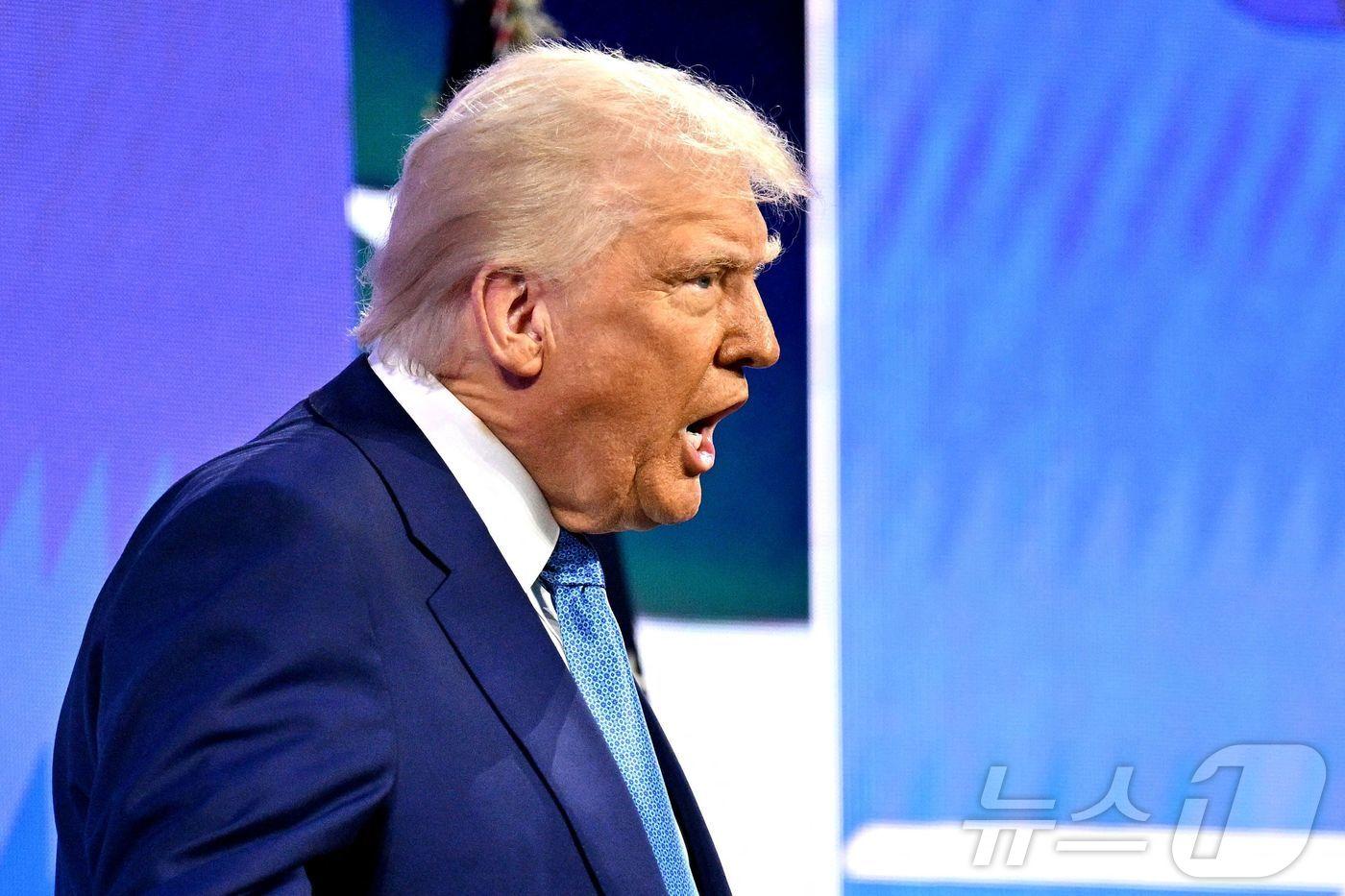 도널드 트럼프 미국 대통령이 19일(현지시간) 사우디아라비아 국부펀드 주최로 플로리다주 마이애미 비치에서 열린 '미래 투자 이니셔티브 프라이오리티 서밋'에 참석해 “유럽을 포함한 다른 나라들도 불법이민에 강력히 대응해야 한다”고 밝히고 있다. 2025.02.20 ⓒ AFP=뉴스1 ⓒ News1 우동명 기자