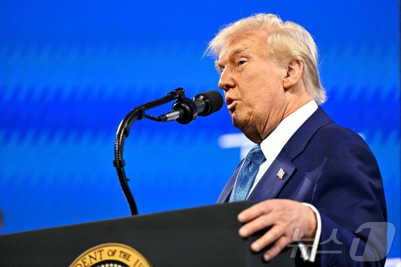 본문 이미지 - 도널드 트럼프 미국 대통령이 19일(현지시간) 사우디아라비아 국부펀드 주최로 플로리다주 마이애미 비치에서 열린 '미래 투자 이니셔티브 프라이오리티 서밋'에 참석해 “관세 부과는 이미 놀라운 결과로 나타나고 있다” 고 밝히고 있다. 2025.02.20 ⓒ AFP=뉴스1 ⓒ News1 우동명 기자