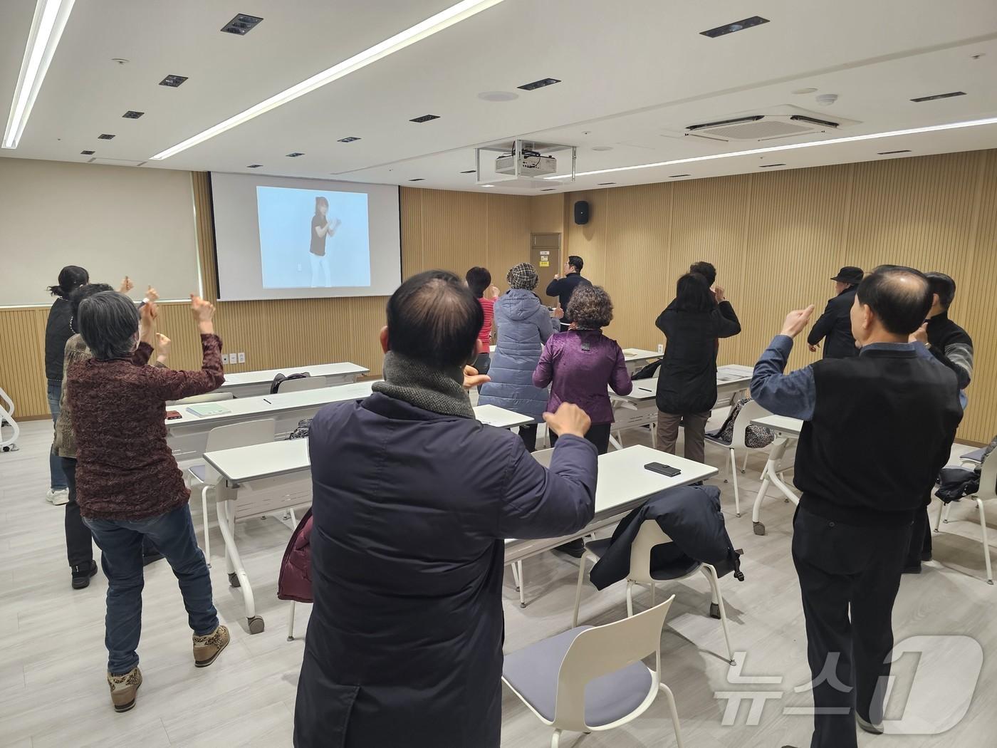 본문 이미지 - 하하센터 사하구 신평 수강생들이 내뇌케어 시스템을 활용한 뇌 건강지키기 프로그램에 참여하고 있다.(부산시청 제공. 재판매 및 DB 금지)