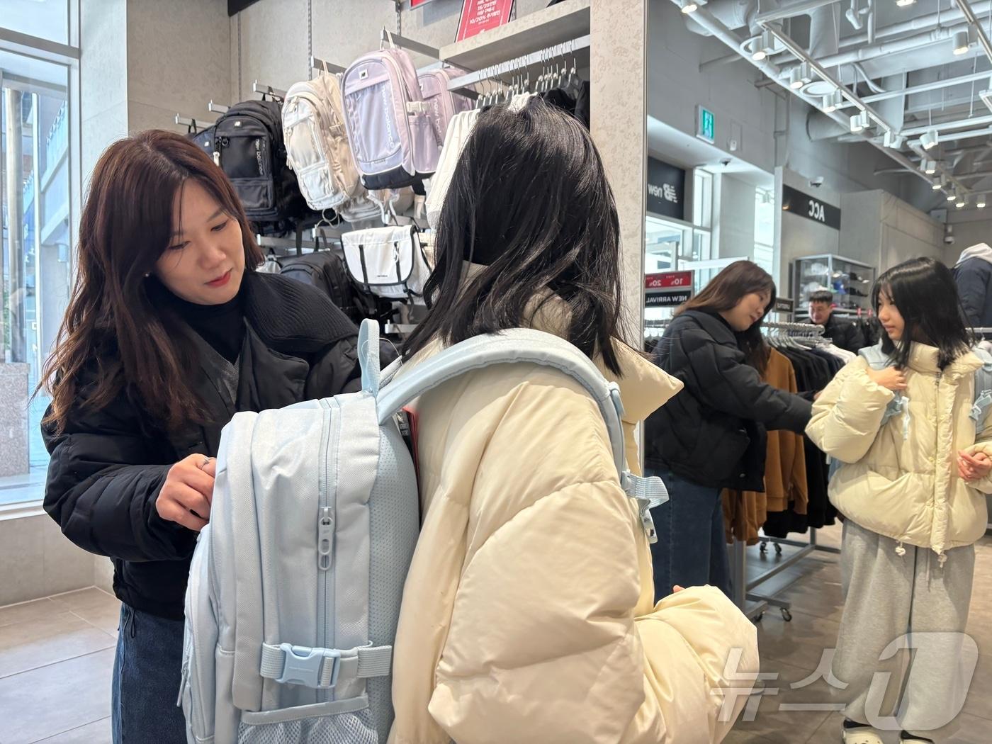 본문 이미지 - 롯데아울렛 이시아폴리스점을 찾은 고객이 책가방을 살펴보고 있다.(롯데백화점 대구점 제공. 재판매 및 DB 금지)