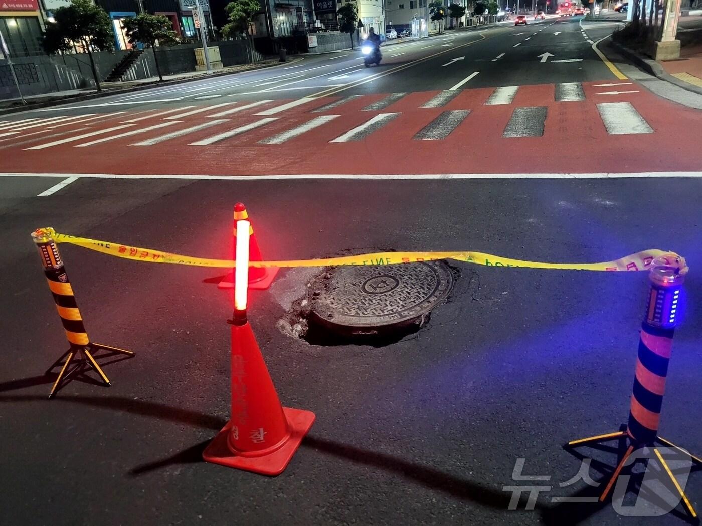 본문 이미지 - 지난 19일 밤 제주시 건입동 제주항 인근 도로에서 땅꺼짐(싱크홀) 현상이 발생했다.(제주도소방안전본부 제공. 재판매 및 DB금지)2025.2.20/뉴스1