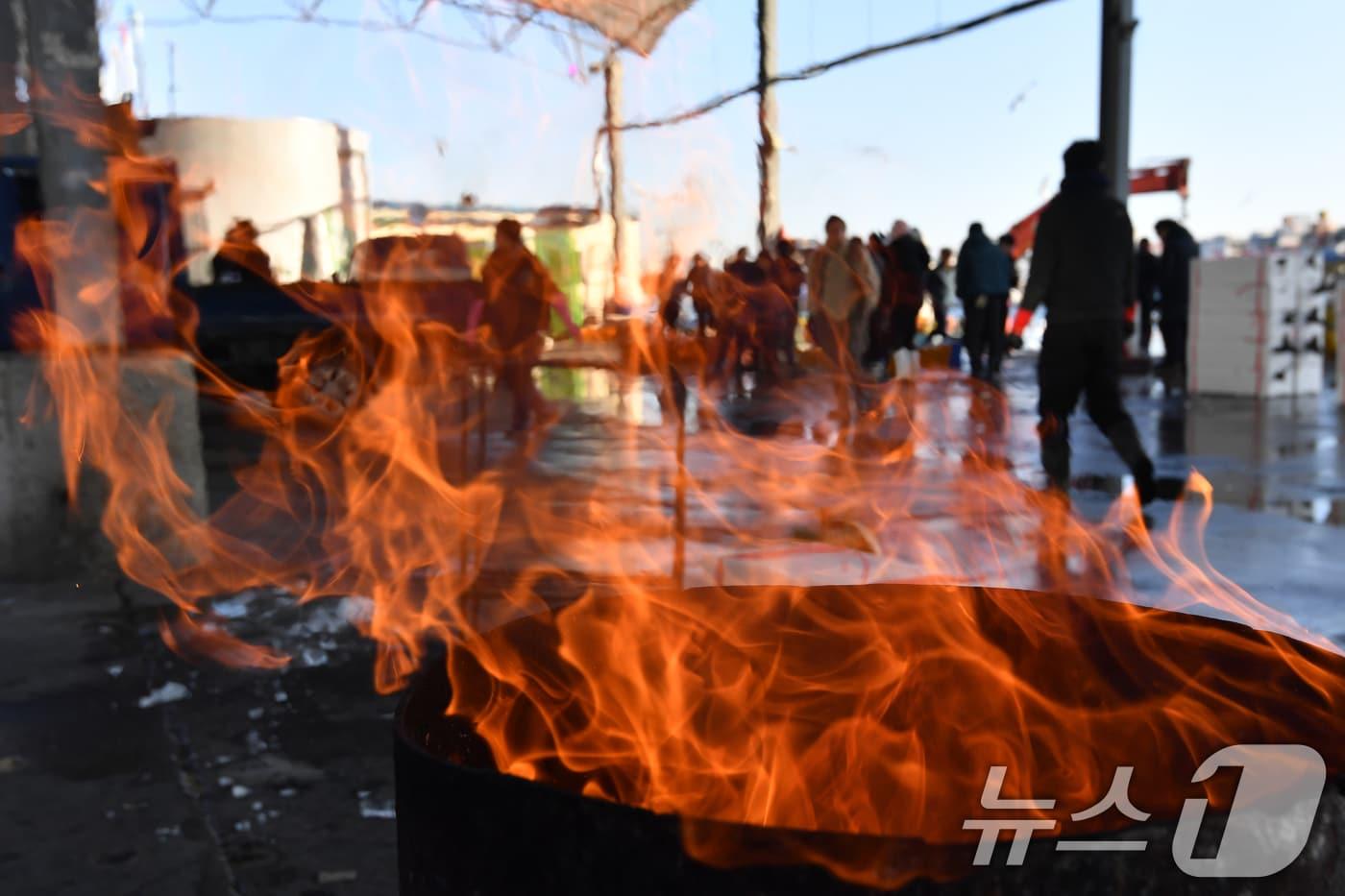 꽃샘추위가 찾아온 20일 오전 경북 포항시 죽도어시장 위판장에 상인들이 피워 놓은 모닥불이 타고 있다. 2025.2.20/뉴스1 ⓒ News1 최창호 기자