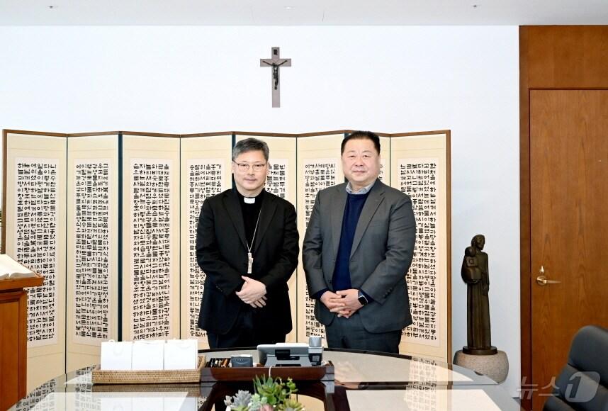 본문 이미지 - 19일 천주교 서울대교구를 방문한 김경일 파주시장(오른쪽)이 정순택 대주교와 면담을 갖고 오는 2027년 서울 세계청년대회 폐막 미사를 임진각에서 열 수 있도록 해 줄 것을 요청했다. (파주시 제공, 재판매 및 DB금지)