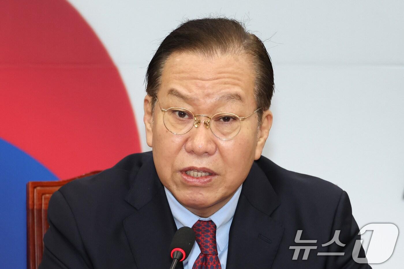 권영세 국민의힘 비상대책위원장이 20일 오전 서울 여의도 국회에서 열린 비상대책위위원회의에서 모두발언을 하고 있다. 2025.2.20/뉴스1 ⓒ News1 이광호 기자