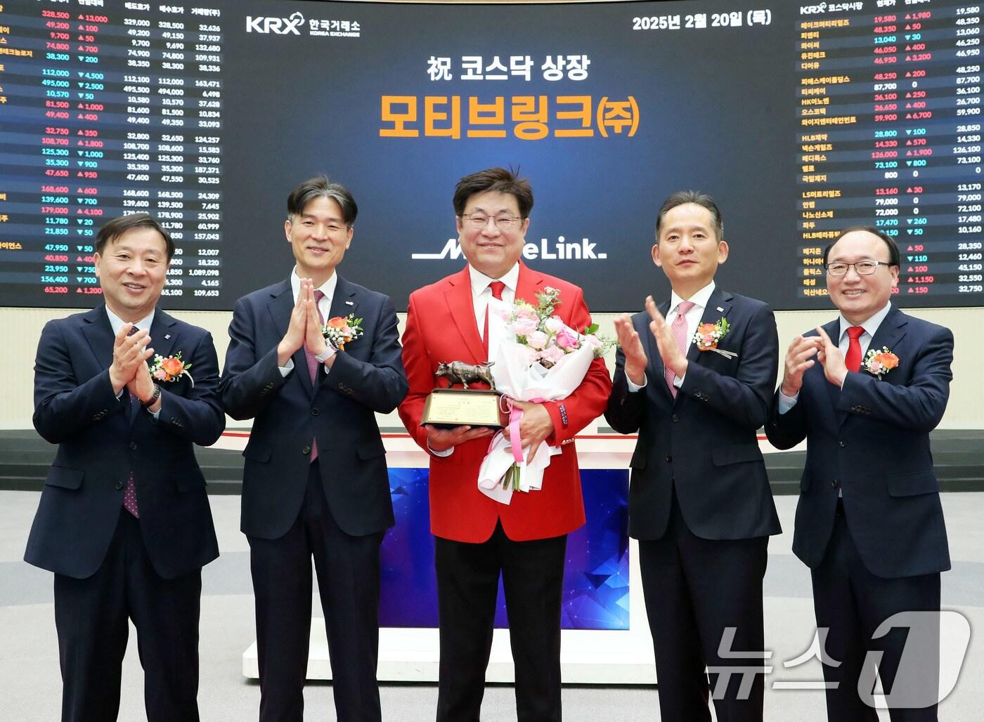 본문 이미지 - 20일 오전 서울 영등포구 한국거래소에서 열린 모티브링크 코스닥시장 상장기념식에서 유도석 한국IR협의회 상무(왼쪽부터), 민경욱 한국거래소 코스닥시장본부장, 김기한 모티브링크 대표이사, 강성범 미래에셋증권 부사장, 강왕락 코스닥협회 부회장이 기념촬영을 하고 있다. (한국거래소 제공. 재판매 및 DB 금지) 2025.2.20/뉴스1