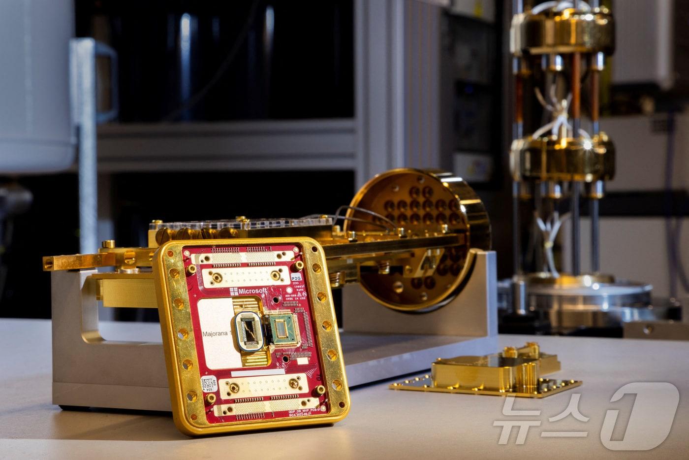 마이크로소프트가 개발한 양자컴퓨팅 칩 마요라나1(Majorana 1) ⓒ 로이터=뉴스1