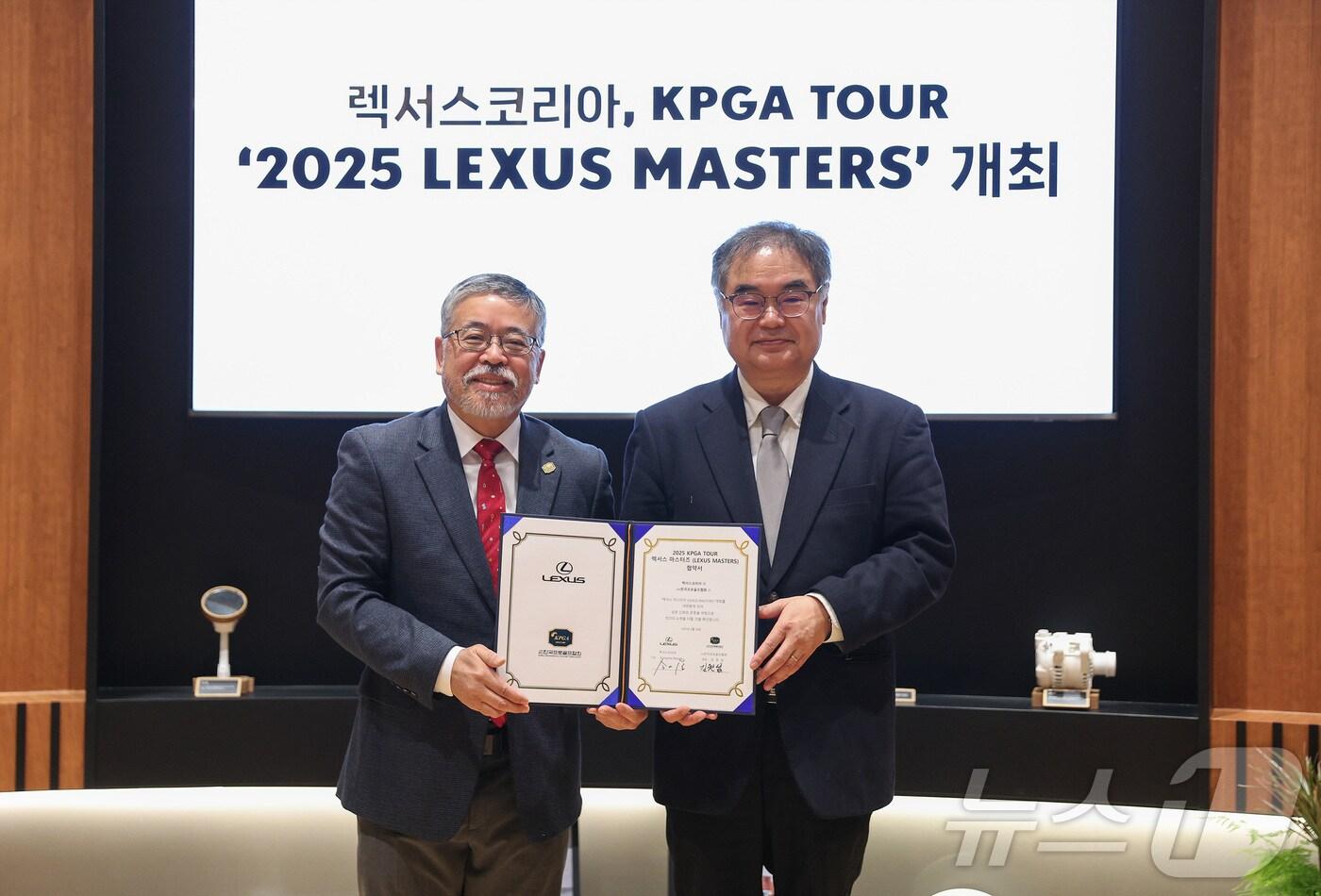 본문 이미지 - 김원섭 KPGT 대표이사(왼쪽)와 콘야마 마나부 렉서스코리아 대표이사 사장이 지난 18일 열린 2025 렉서스 마스터즈 대회 개최 조인식을 진행한 뒤 기념 촬영을 하고 있다. (KPGA 제공)