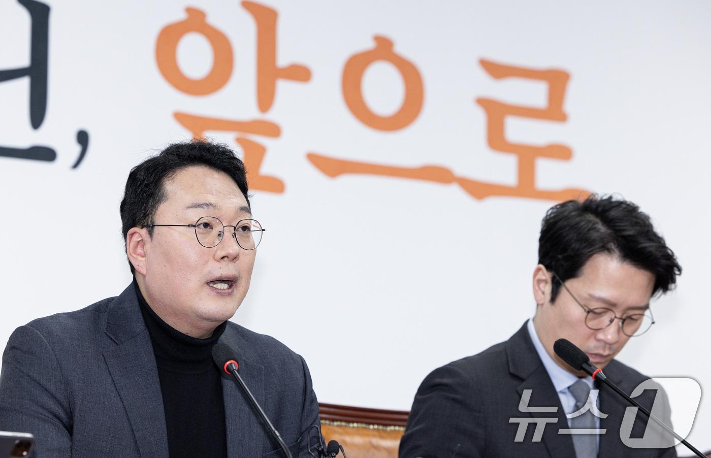 천하람 개혁신당 당대표 권한대행 겸 원내대표가 20일 오전 서울 여의도 국회에서 열린 최고위원회의에서 발언하고 있다. 2025.2.20/뉴스1 ⓒ News1 이재명 기자