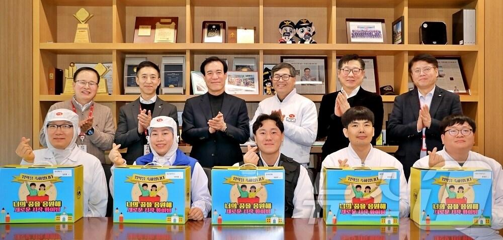 본문 이미지 - (주)하림이 초등학교에 입학하는 자녀를 둔 임직원을 대상으로 입학 선물세트 전달 행사를 마치고 정호석 대표이사와 임직원들이 기념사진을 촬영하고 있다(하림 제공. 재판매 및 DB금지). 2025.2.20/뉴스1