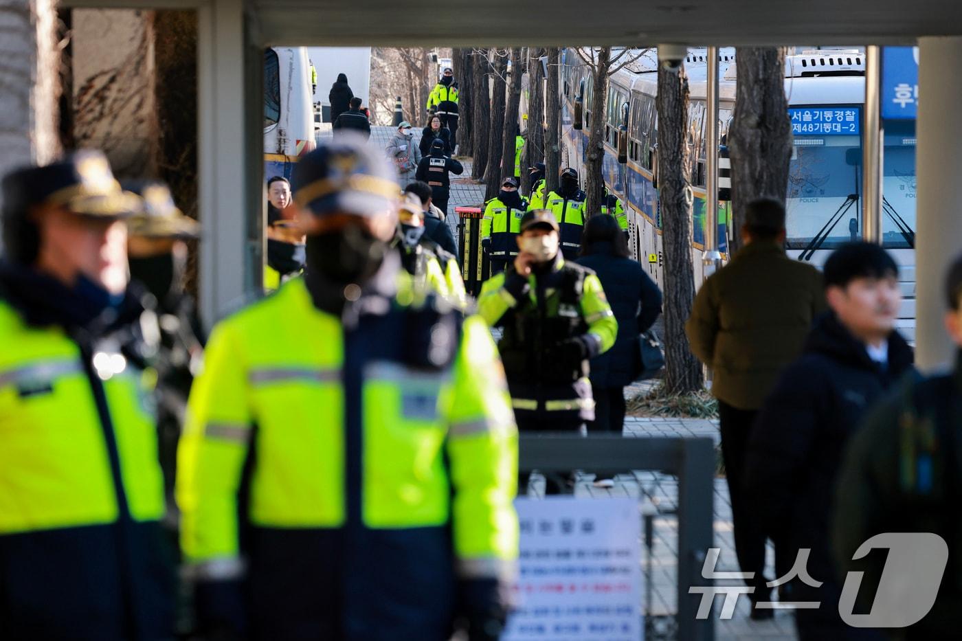 내란 우두머리 혐의를 받는 윤석열 대통령의 형사재판 첫 공판준비기일인 20일 서초동 서울중앙지방법원 청사의 보안이 강화돼 있다. 2025.2.20/뉴스1 ⓒ News1 사진공동취재단