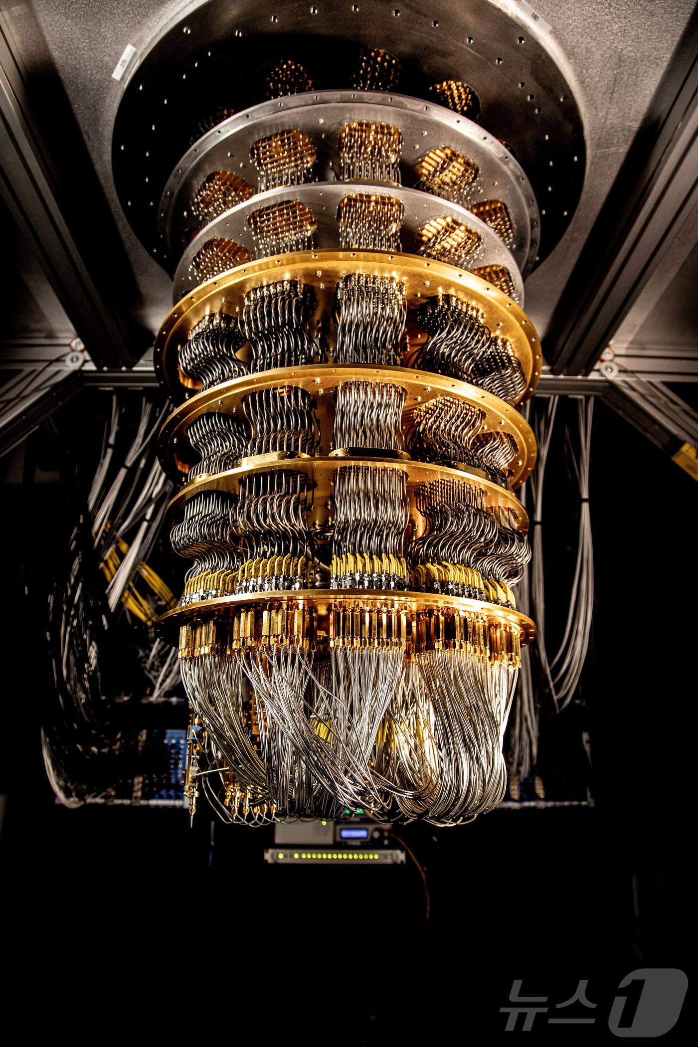 본문 이미지 - 양자 컴퓨팅 칩을 냉각하는 저온 냉장고가 미국 캘리포니아주 산타바버라에 있는 구글의 양자 AI 연구소에 전시되어 있는 모습 ⓒ 로이터=뉴스1