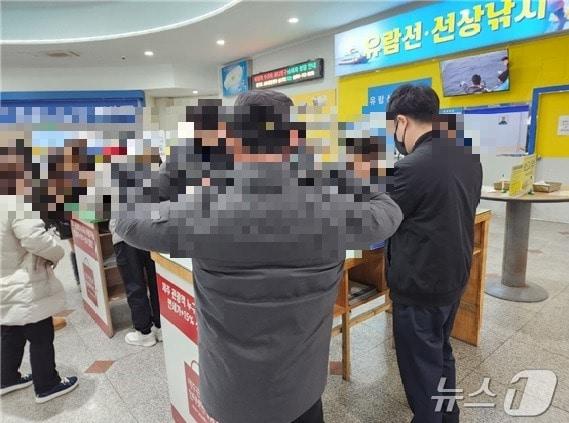 본문 이미지 - 제주도자치경찰단이 최근 중화권 관광객을 대상으로 한 관광질서 문란 행위에 대한 특별단속을 실시한 결과, 무등록여행업 등 행위가 적발됐다.(제주도자치경찰단 제공. 재판매 및 DB 금지)2025.2.20/뉴스1