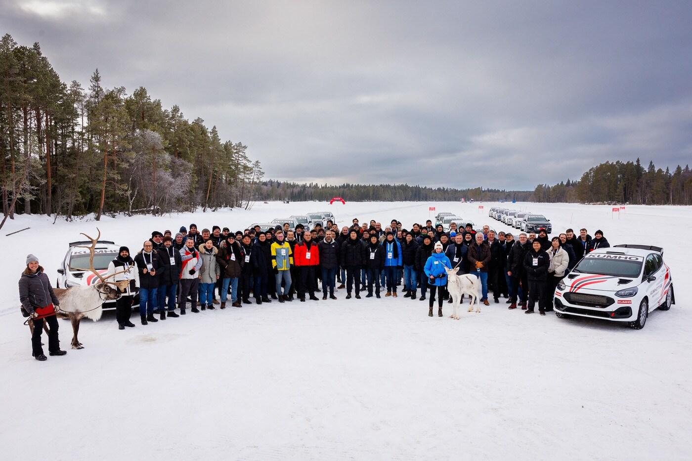 13일 스웨덴 외스테르순드 서킷에서 금호타이어와 유럽 거래처 관계자들이 겨울용 타이어 체험 행사인 &#39;금호 윈터 드라이빙 익스피리언스&#39;를 진행한 뒤 기념 사진을 촬영한 모습&#40;금호타이어 제공&#41;. 2025.02.13.