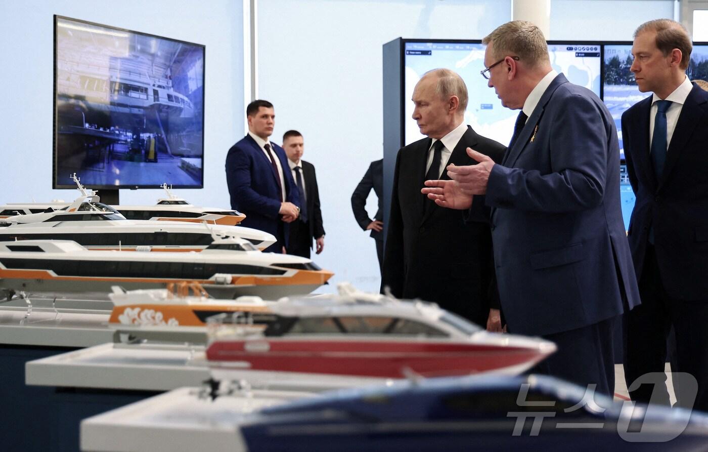 블라디미르 푸틴 러시아 대통령이 19일(현지시간) 상트페테르부르크에 있는 드론 제조 공장을 데니스 만투로프 제1부총리와 방문을 하고 있다. 2025.02.20 ⓒ 로이터=뉴스1 ⓒ News1 우동명 기자