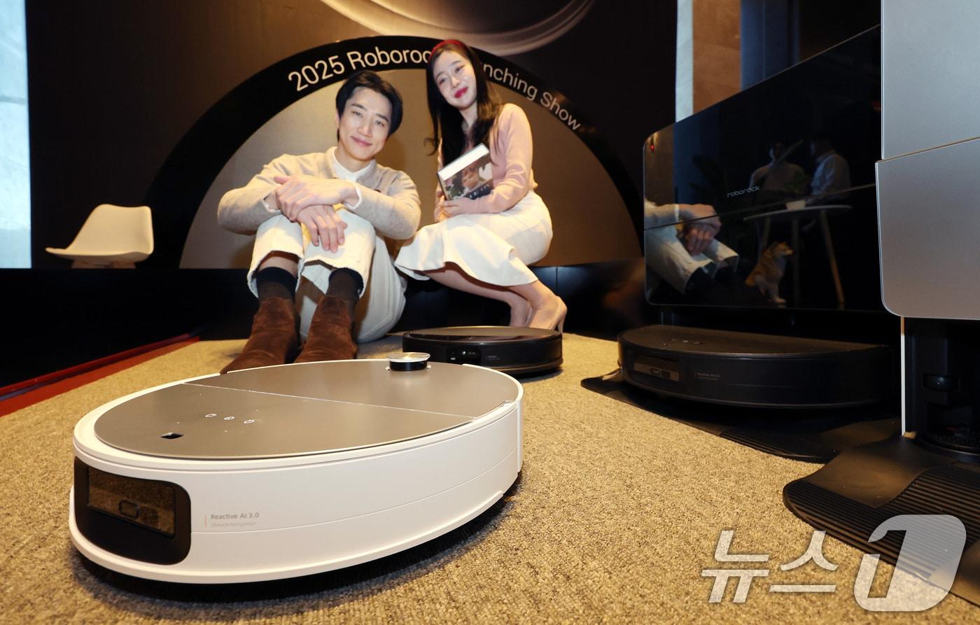 20일 오전 서울 강남구 그랜드 인터컨티넨탈 서울 파르나스 호텔에서 열린 '2025 로보락 신제품 론칭쇼'에서 신제품 로봇청소기 S9 맥스V 시리즈를 소개하고 있다. 이날 출시된 로봇청소기 S9 MaxV Ultra(S9 맥스V 울트라)와 S9 MaxV Slim(S9 맥스V 슬림)은 이전 모델 대비 청소 기능과 내비게이션 시스템, 본체 및 도크 기능이 전방위적으로 업그레이드됐다. 로봇청소기 외 신제품인 무선 습건식 청소기 F25는 조스크래퍼 기술로 머리카락 엉킴을 방지하고 물자국 없이 깔끔한 청소가 가능한 것이 특징이다. 2025.2.20/뉴스1 ⓒ News1 이동해 기자