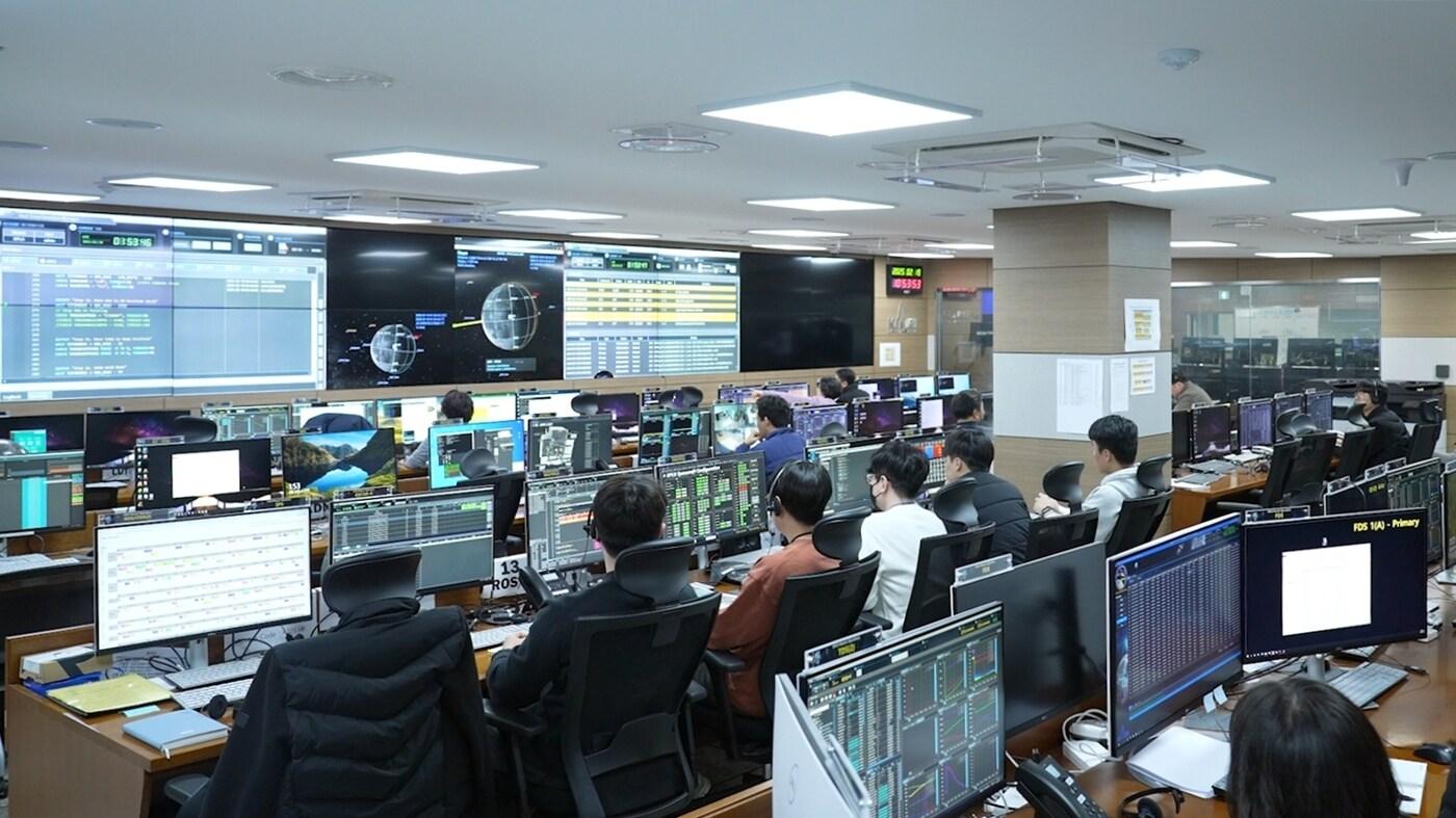 대전 한국항공우주연구원 다누리 관제실에서 연구진들이 고도 하강 기동을 수행하고 있다.(항우연 제공)