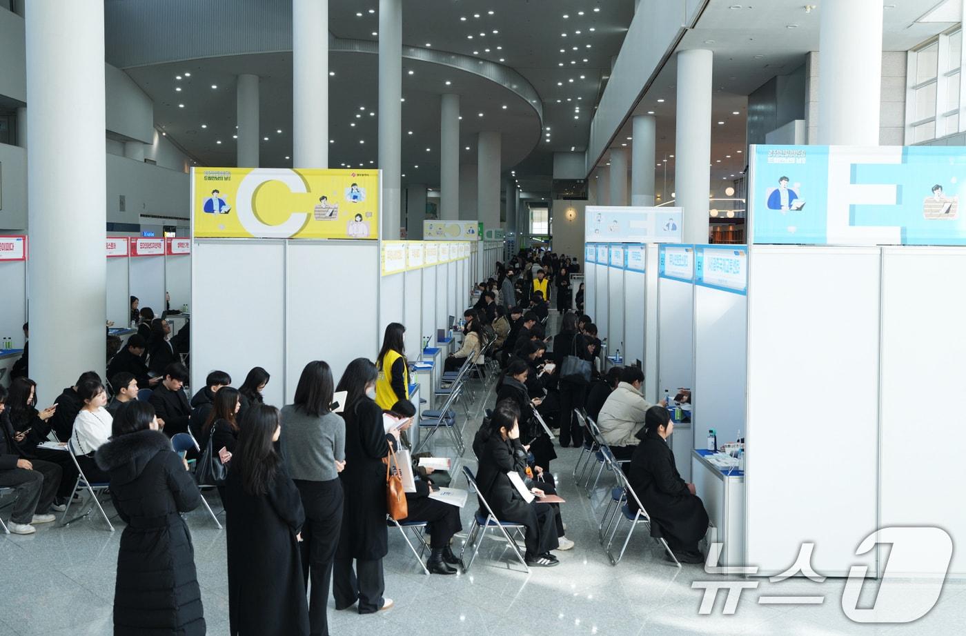 19일 광주시청 1층에서 열린 '드림 만남의 날' 행사에 참여한 '광주 청년 일경험드림' 청년 구직자들이 드림터와 상담하고 있다.(광주시 제공. 재판매 및 DB 금지)2025.2.20/뉴스1 