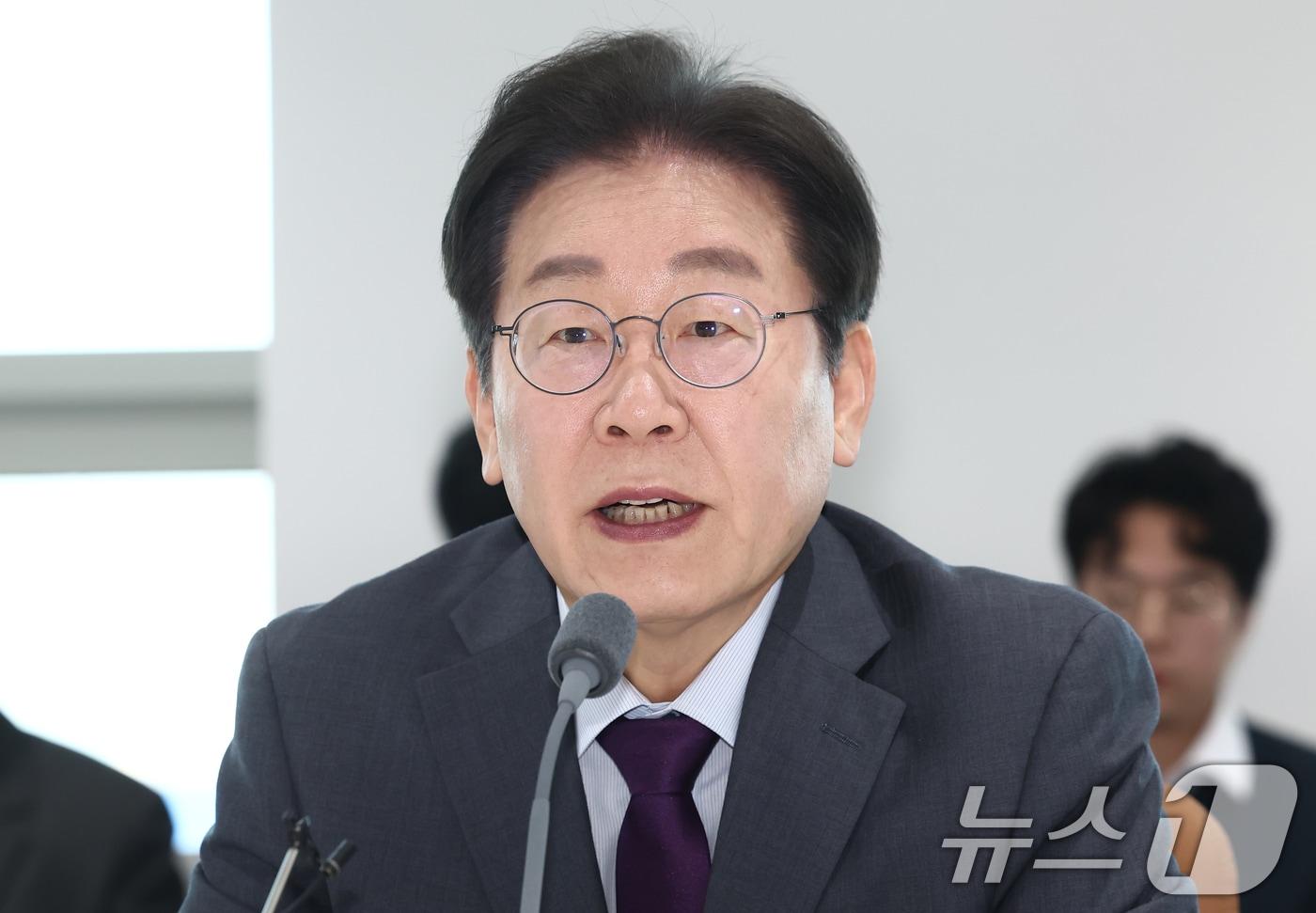 이재명 더불어민주당 대표가 20일 오전 충남 아산시 현대자동차 아산공장에서 열린 '자동차 산업 발전을 위한 현장간담회'에서 발언하고 있다. 2025.2.20/뉴스1 ⓒ News1 김민지 기자