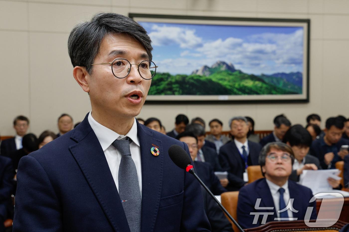 김완섭 환경부 장관이 20일 서울 여의도 국회에서 열린 환경노동위원회 제422회국회&#40;임시회&#41; 제1차 전체회의에 출석해 가습기살균제 관련 정부 대책을 발표하고 있다. 2025.2.20/뉴스1 ⓒ News1 안은나 기자