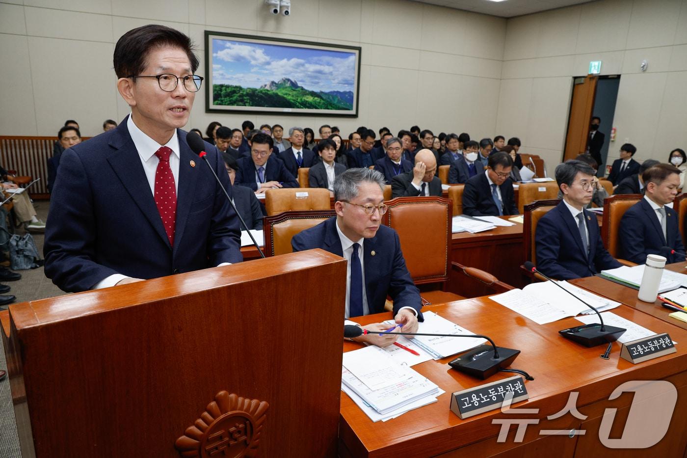 김문수 고용노동부 장관이 20일 서울 여의도 국회에서 열린 환경노동위원회 제422회국회&#40;임시회&#41; 제1차 전체회의에 출석해 직장 내 괴롭힘 관련 정부 대책을 발표하고 있다. 2025.2.20/뉴스1 ⓒ News1 안은나 기자