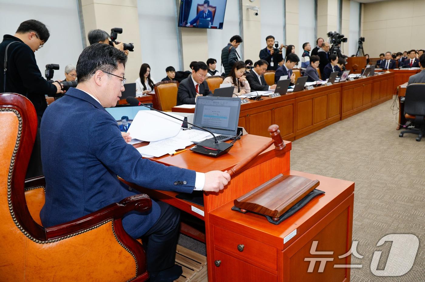 20일 서울 여의도 국회에서 열린 환경노동위원회 제422회국회&#40;임시회&#41; 제1차 전체회의에서 안호영 위원장이 의사봉을 두드리고 있다. 2025.2.20/뉴스1 ⓒ News1 안은나 기자