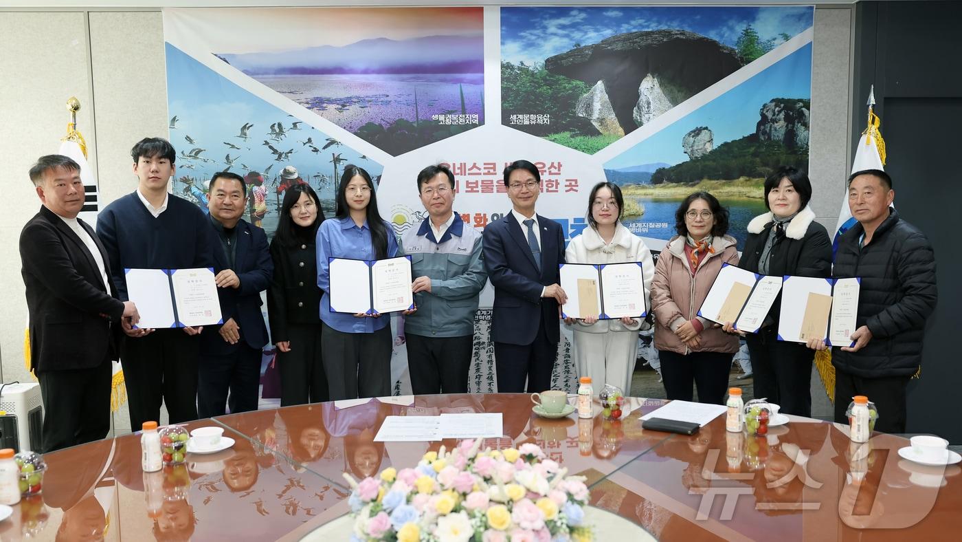 본문 이미지 -  매일유업㈜ 진암장학재단(이사장 김인순)이 어려운 가정환경 속에서도 성적이 우수하고 모범이 되는 전북자치도 고창지역 대학생 5명에게 장학금 1000만원을 전달했다.(고창군 제공. 재판매 및 DB금지)2025.2.20/뉴스1