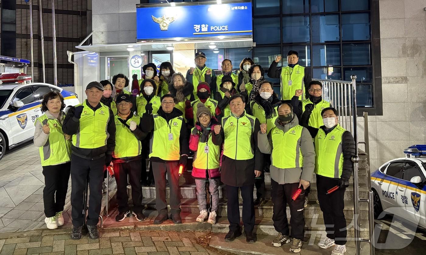 김종훈 동구청장은 19일 오후 남목3동 자율방범대와 합동 방범 순찰을 진행했다.(울산동구청제공. 재판매 및 DB 금지)