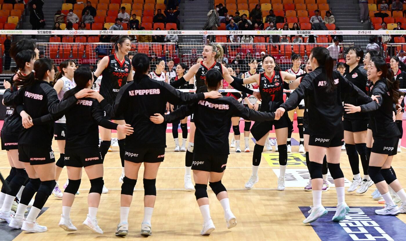 페퍼저축은행 선수들이 지난 19일 정관장과의 경기에서 승리한 뒤 기뻐하고 있다. (KOVO 제공)