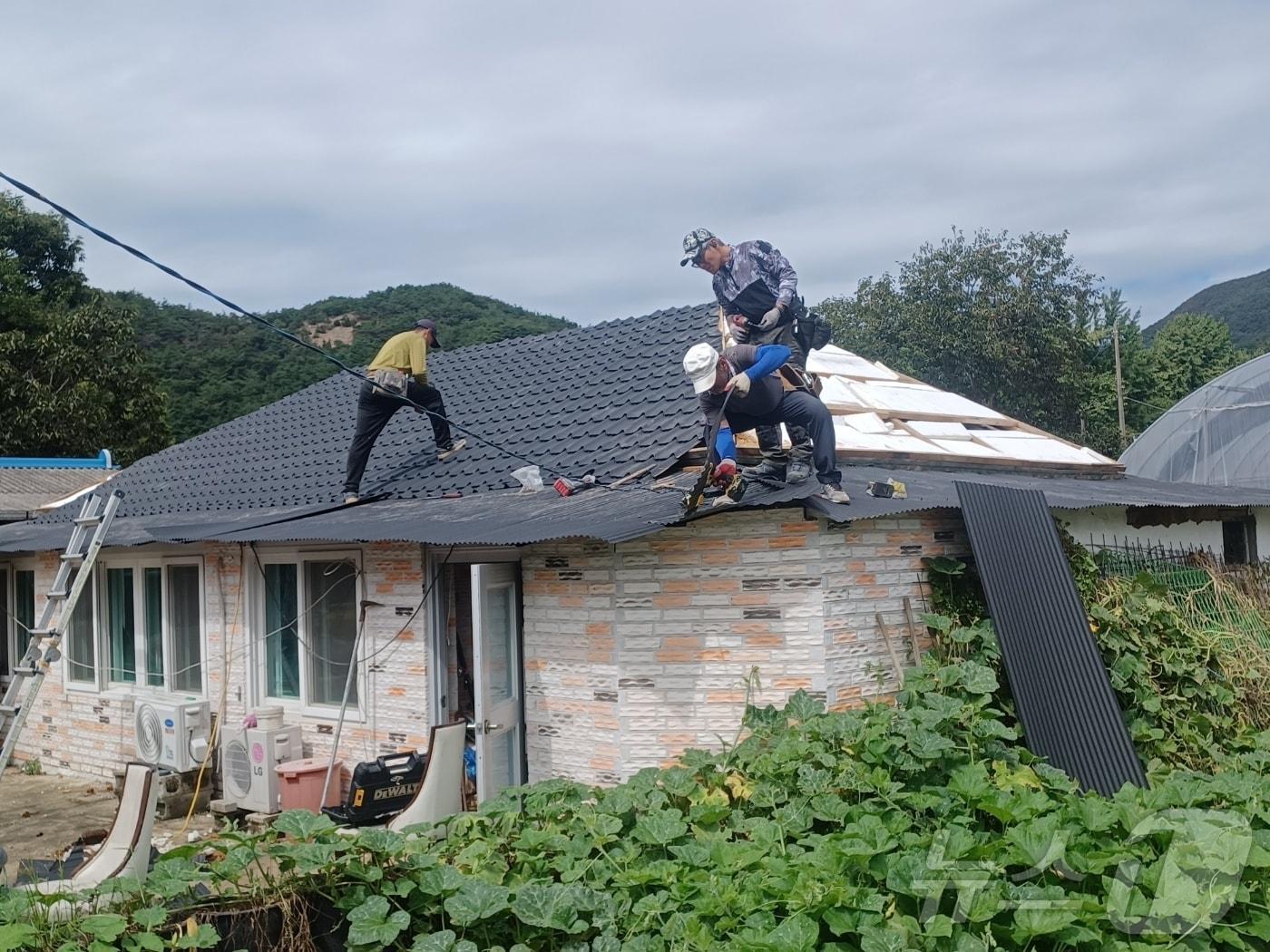 본문 이미지 -  고창군이 복권기금을 지원받아 저소득가구의 주거환경 개선을 위해 단열공사와 창호 교체 등 그린 리모델링 사업을 확대 추진한다.&#40;고창군 제공. 재판매 및 DB금지&#41;2025.2.20/뉴스1