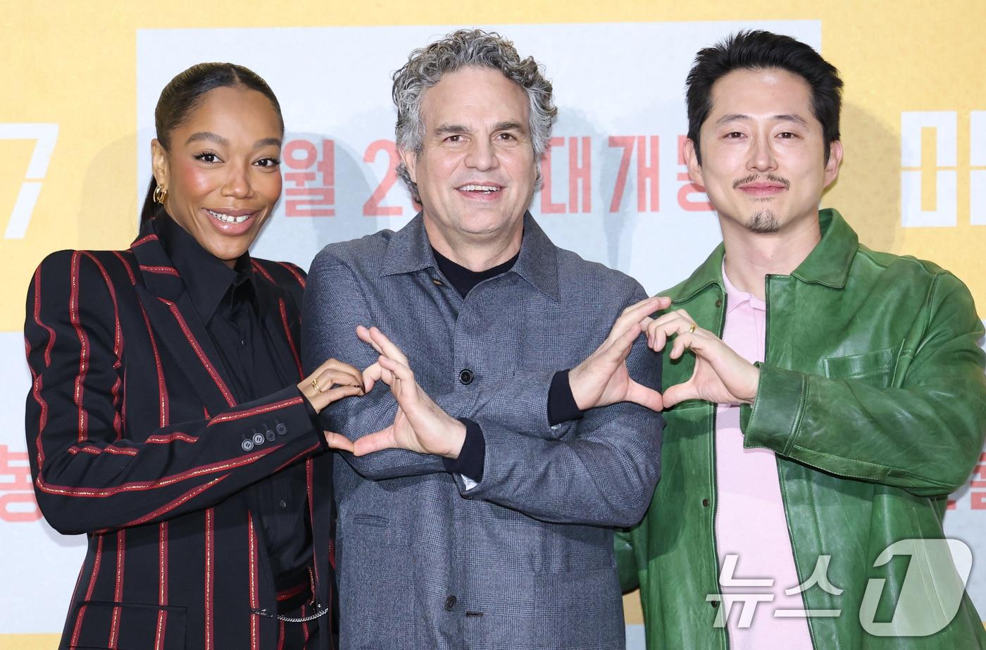 배우 나오미 애키(왼쪽부터)와 마크 러팔로, 스티븐 연이 20일 서울 강남구 코엑스 메가박스에서 열린 영화 '미키17'(감독 봉준호) 내한 기자간담회에 참석해 포즈를 취하고 있다. '미키17'은 위험한 일에 투입되는 소모품(익스펜더블)으로, 죽으면 다시 프린트되는 ‘미키’(로버트 패틴슨 분)가 17번째 죽음의 위기를 겪던 중, 그가 죽은 줄 알고 '미키 18'이 프린트되면서 벌어지는 예측불허의 이야기를 그린 작품이다. 2025.2.20/뉴스1 ⓒ News1 권현진 기자