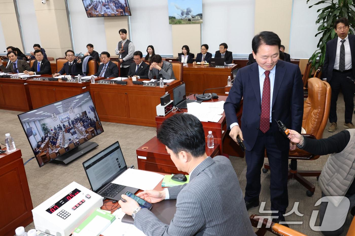 성일종 국회 국방위원장이 20일 오전 서울 여의도 국회에서 열린 국방위원회 전체회의에서 군용·군수업체의 경영상 부담을 완화하는 법안을 심의하던 도중 박선원 더불어민주당 의원이 비상계엄 당시 707특임부대가 휴대한 케이블타이를 꺼내들고 김선호 국방부장관 직무대행에게 질의하자 "법안과 전혀 상관없는 주제로 정쟁을 한다"며 회의를 정회, 회의장을 나가고 있다. 2025.2.20/뉴스1 ⓒ News1 이광호 기자