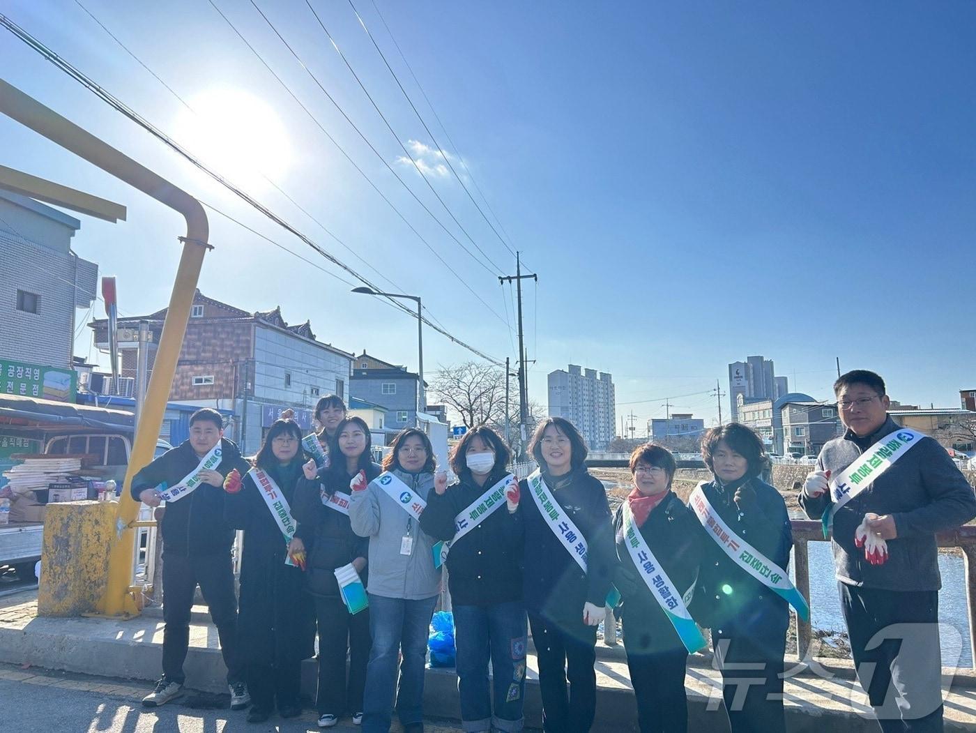 본문 이미지 -  고창군이 고창천의 쾌적한 환경 조성을 위해 쓰레기 무단투기 집중단속을 실시한다. 고창군 환경위생과 직원들이 고창장날을 맞아 환경 캠페인을 하고 있다.(고창군 제공. 재판매 및 DB금지)2025.2.20/뉴스1