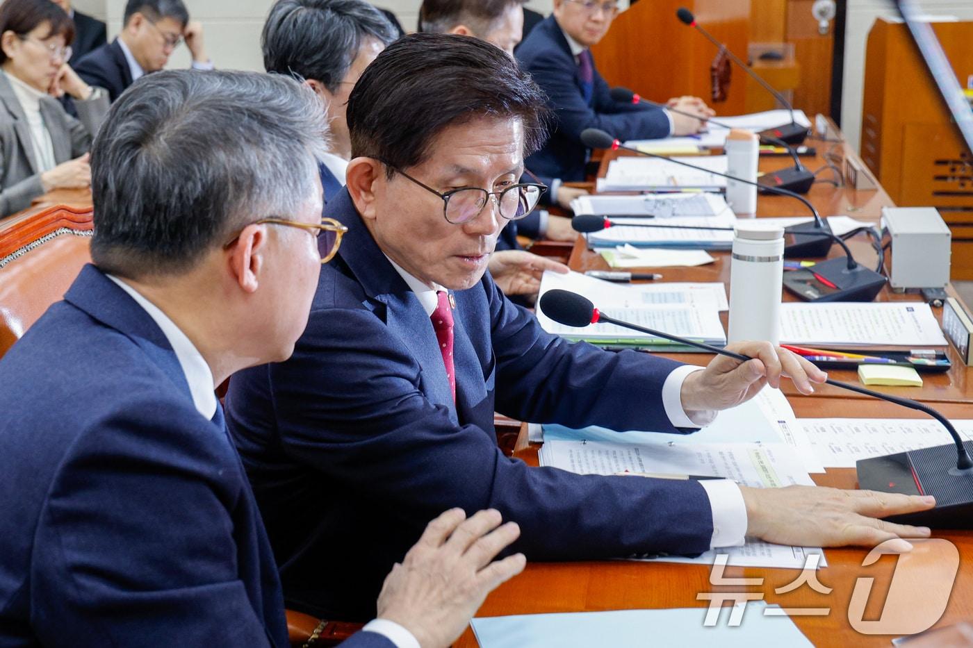 김문수 고용노동부 장관이 20일 서울 여의도 국회에서 열린 환경노동위원회 제422회국회&#40;임시회&#41; 제1차 전체회의에 출석해 직장 내 괴롭힘 관련 현안질의에 답하기 전 김민석 차관과 대화하고 있다. 2025.2.20/뉴스1 ⓒ News1 안은나 기자