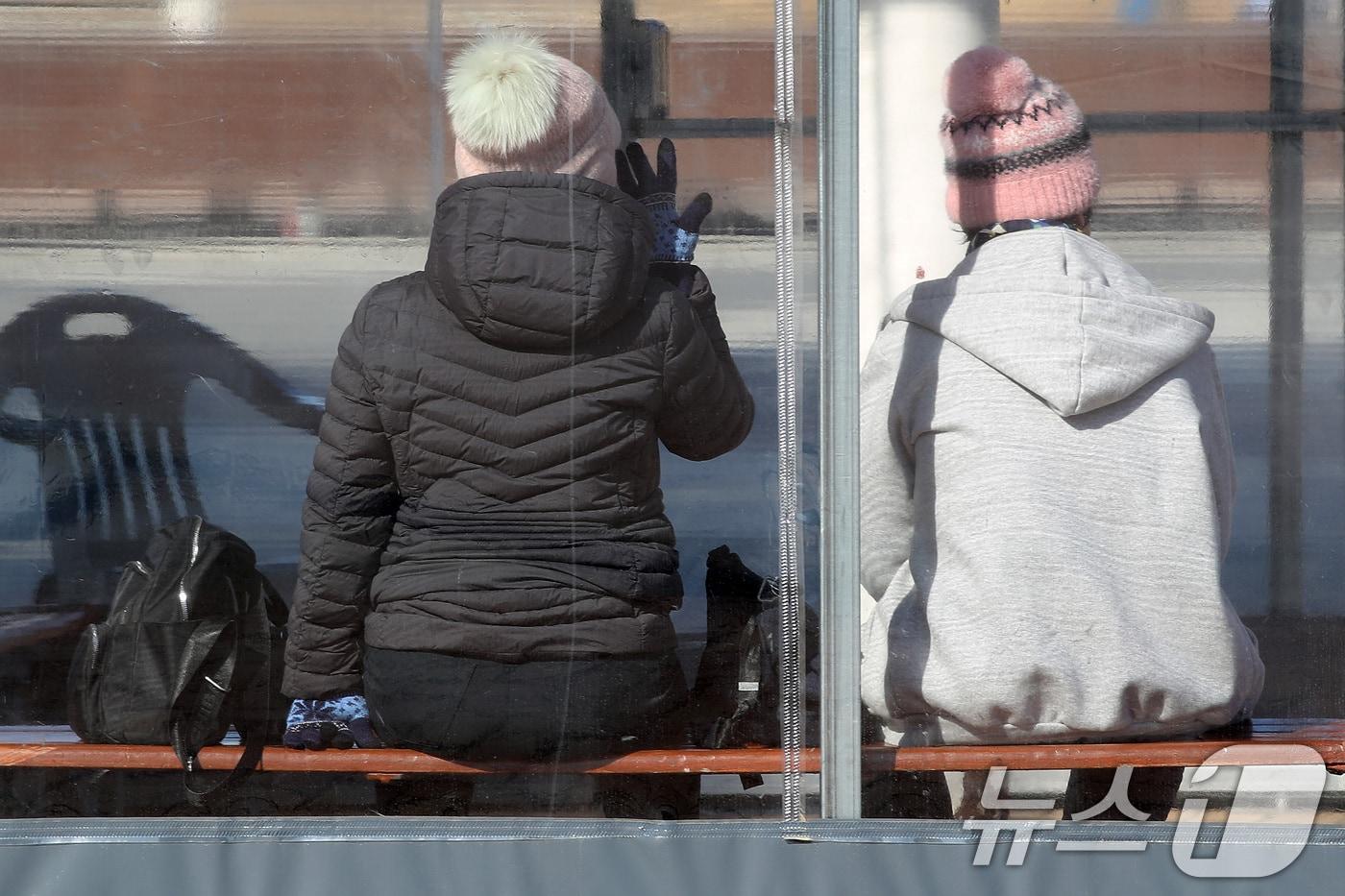 본문 이미지 - 늦겨울 추위가 이어진 20일 산책 나온 시민들이 바람막이 쉼터에서 몸을 녹이고 있다. 2025.2.20/뉴스1 ⓒ News1 공정식 기자
