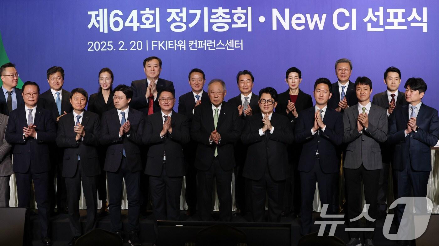본문 이미지 - 류진 한국경제인협회 회장이 20일 서울 여의도 FKI타워에서 열린 한경협 제64회 정기총회·새 CI 공개 행사에서 방시혁 하이브 의장, 이석우 두나무 대표 등 신규 회원사 대표와 기념촬영을 하고 있다. 2025.2.20/뉴스1 ⓒ News1 박세연 기자