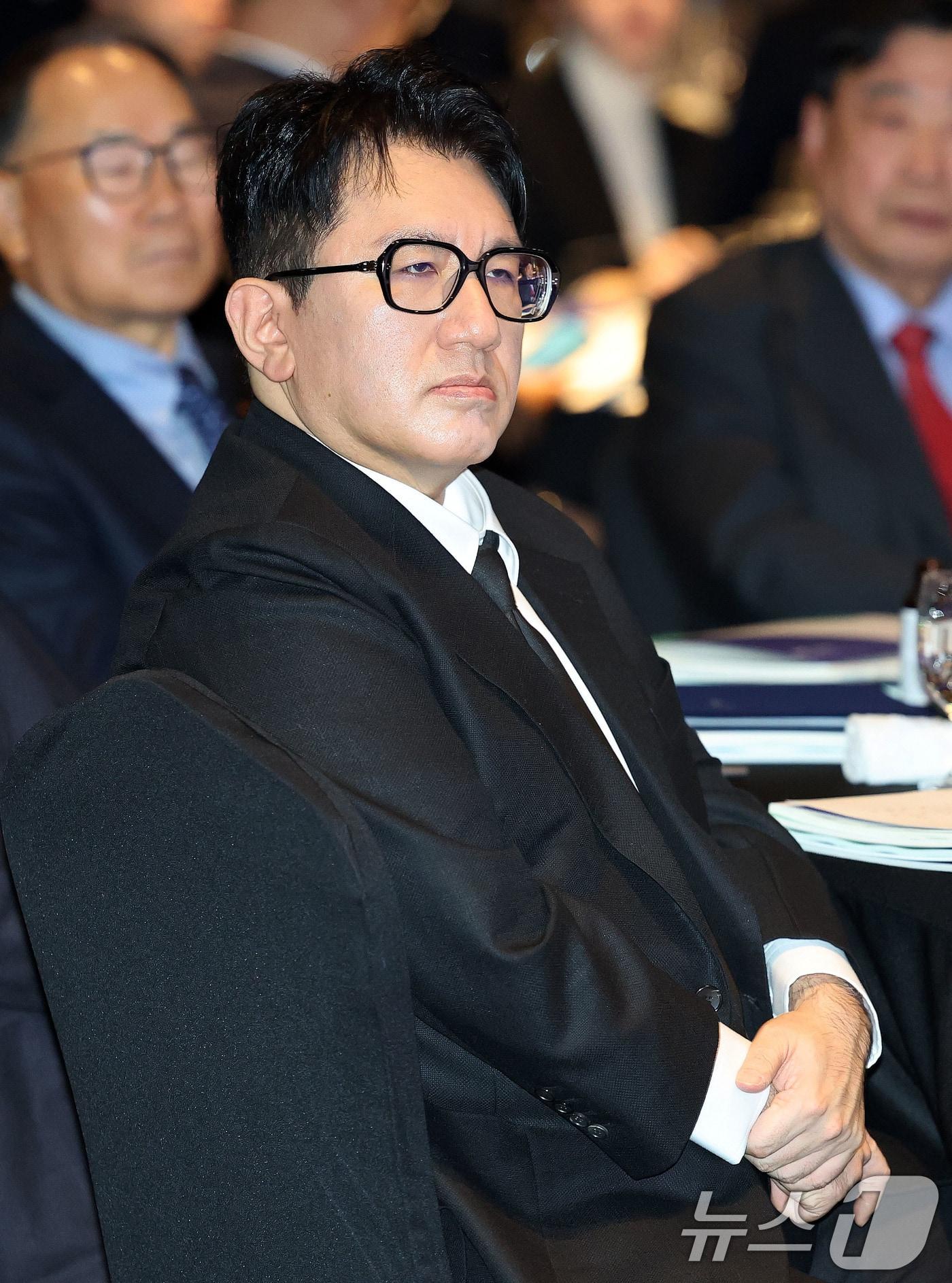 본문 이미지 - 방시혁 하이브 이사회 의장이 20일 서울 여의도 FKI타워에서 열린 한경협 제64회 정기총회·새 CI 공개 행사에 참석해 류진 회장의 인사말을 경청하고 있다. 2025.2.20/뉴스1 ⓒ News1 박세연 기자