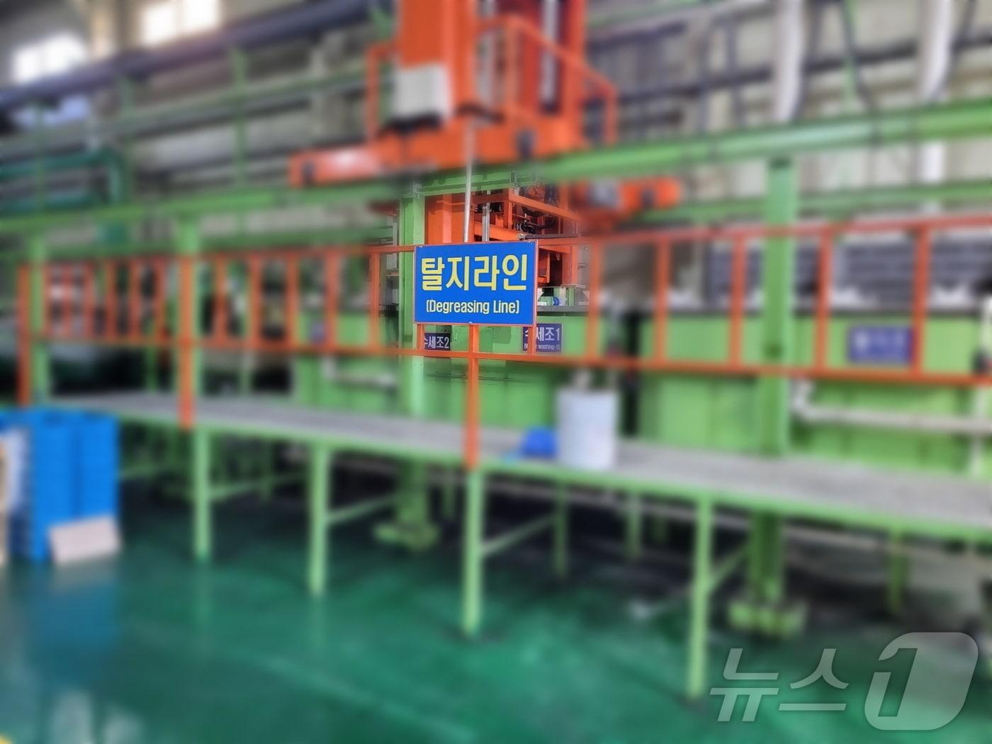 본문 이미지 - 19일 사망 사고가 발생한 부산 강서구 볼트 제작 공장.(강서경찰서 제공.재판매 및 DB 금지)