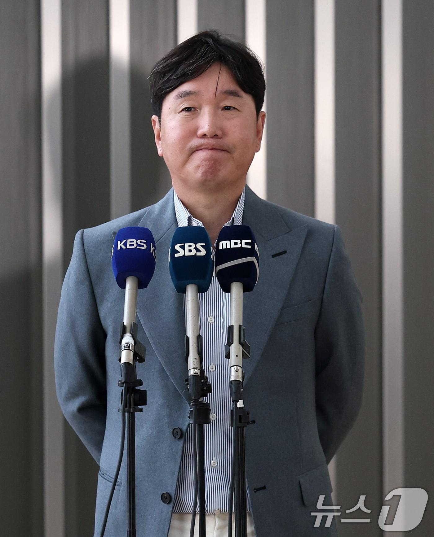 본문 이미지 - 류지현 야구대표팀 신임 감독이 20일 인천국제공항에서 2026 월드베이스볼클래식&#40;WBC&#41; 전력분석을 위해 대만으로 출국하기 전 취재진의 질문에 답하고 있다. 강인권, 이동욱, 허삼영 전력강화위원과 전력분석담당 직원이 동행하는 이번 일정은 대표팀 새 사령탑에 선임된 류지현 감독의 첫 공식 행보다. 2025.2.20/뉴스1 ⓒ News1 오대일 기자