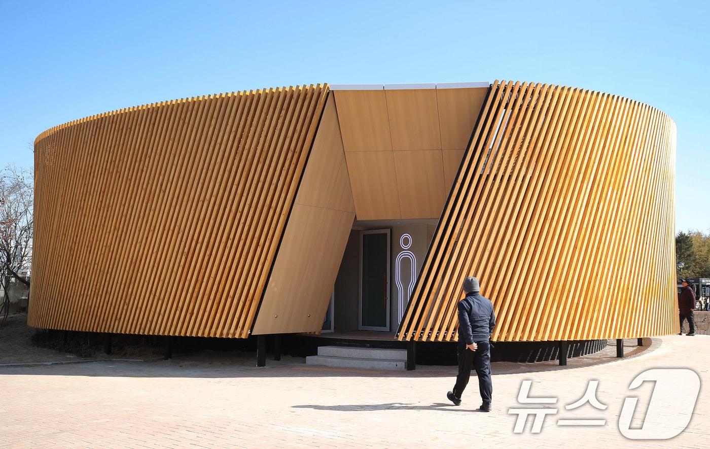 대구 수성구 수성못 상화동산 공중화장실이 최근 리모델링 공사를 마치고 개방됐다. 스페인 건축가의 설계를 바탕으로 예술적 요소를 강조한 이 화장실 리모델링 공사에 수성구가 예산 9억 원을 투입한 사실이 알려지며 논란이 일고 있다. 20일 수성못을 찾은 시민들이 화장실을 이용하고 있다. 2025.2.20/뉴스1 ⓒ News1 공정식 기자
