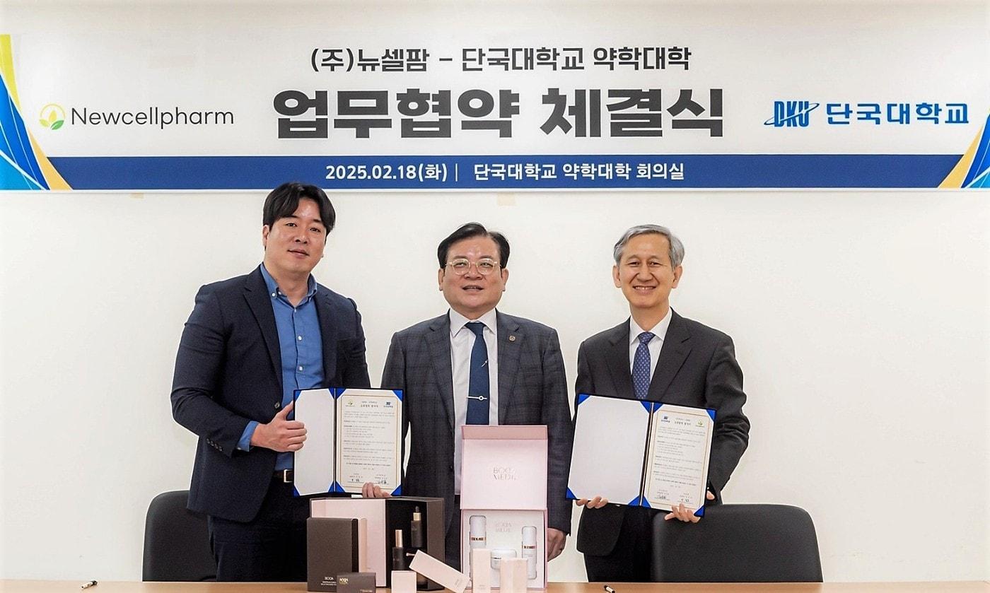  단국대와 ㈜뉴셀팜이 최근 업무협약을 맺고 천연물질 활용 기능성 화장품 개발 및 고도화에 나서기로 했다. 왼쪽부터 ㈜뉴셀팜 안일호 대표, 단국대 오좌섭 산학부총장, 약학대학 김규봉 학장.