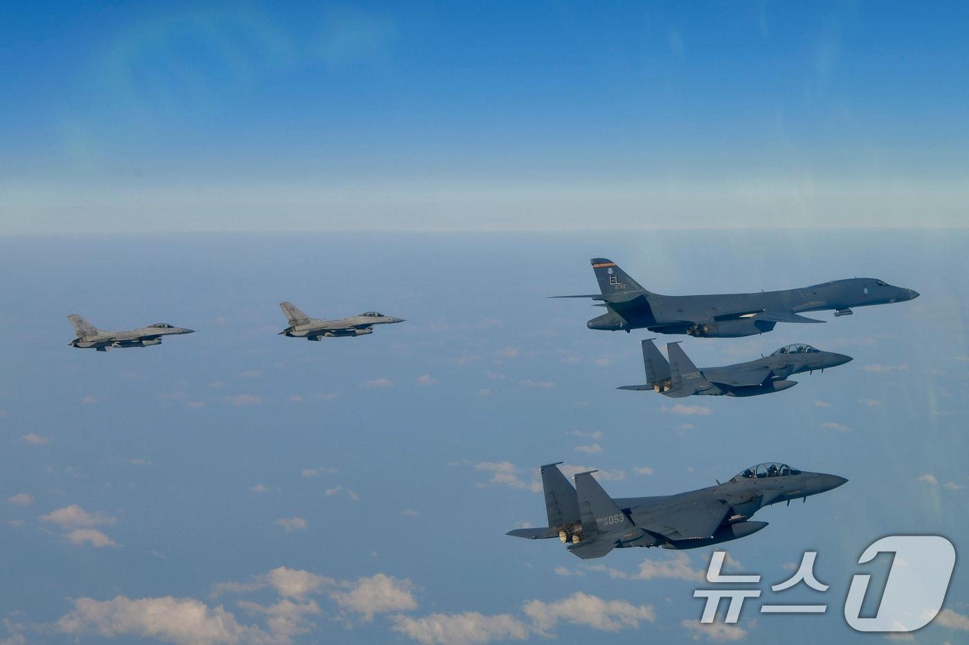 한미 양국이 20일 미국 B-1B 전략폭격기 &#39;랜서&#39;가 전개한 가운데 올해 첫 연합 공중훈련을 하고 있다. &#40;국방부 제공. 재판매 및 DB 금지&#41; 2025.2.20/뉴스1