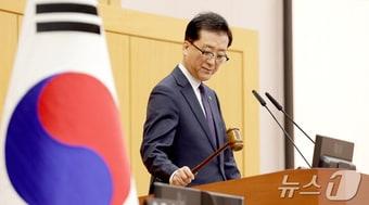 본문 이미지 - 조원휘 대전시의회 의장이 20일 제284회 임시회 2차 본회의에서 의사봉을 두드리고 있다.(대전시의회 제공.재판매 및 DB금지)/뉴스1 ⓒ News1 김경훈 기자