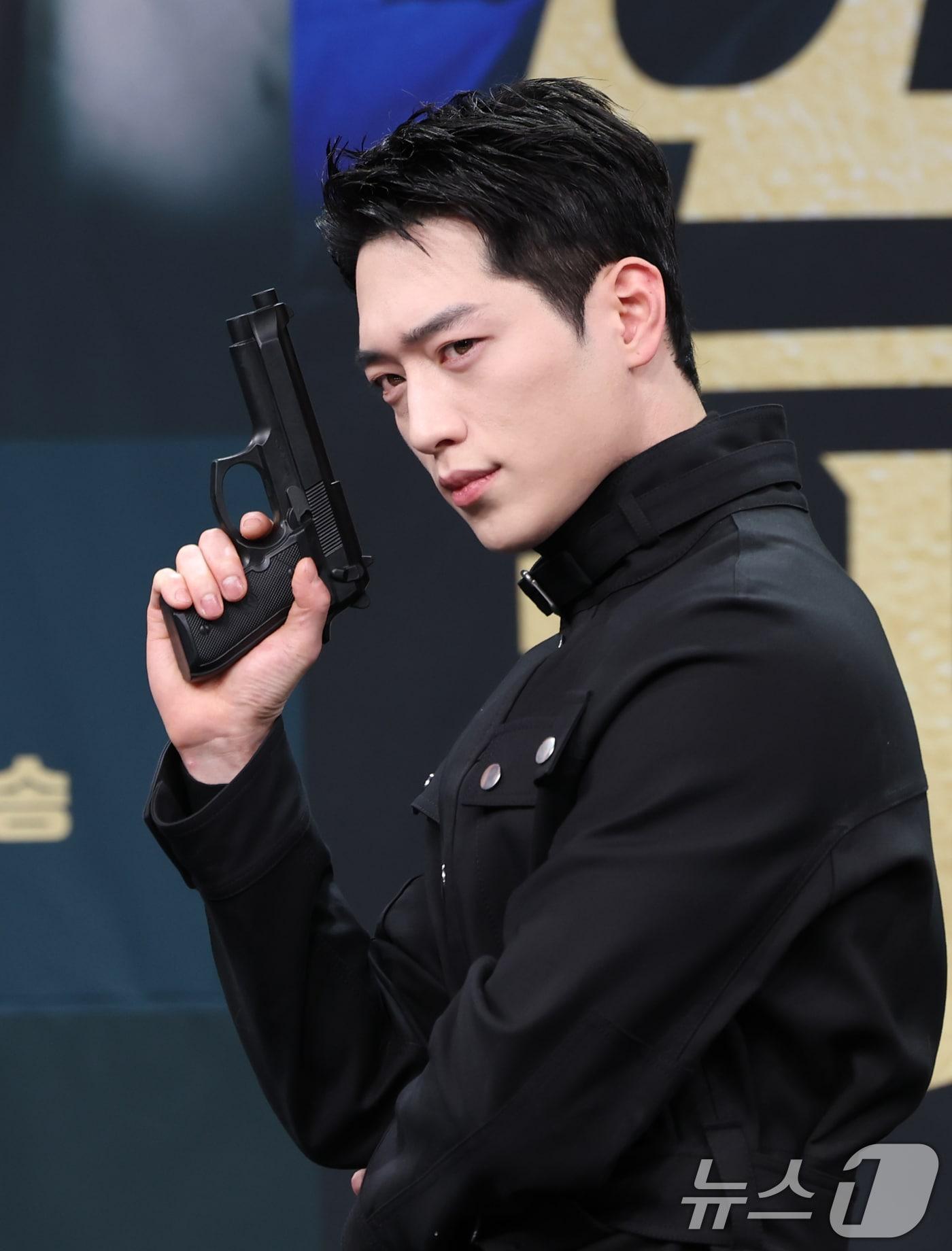 본문 이미지 - 배우 서강준이 20일 오후 서울 마포구 상암 MBC에서 열린 MBC 금토드라마 '언더커버 하이스쿨' 제작발표회에 참석해 포즈를 취하고 있다. '언더커버 하이스쿨'은 배우 서강준의 전역 후 복귀작으로 화제를 모은 작품으로 고종 황제의 사라진 금괴의 행방을 쫓기 위해 고등학생으로 위장 잠입한 국정원 요원의 좌충우돌 N차 고딩 활약기를 담은 작품이다. 2025.2.20/뉴스1 ⓒ News1 권현진 기자