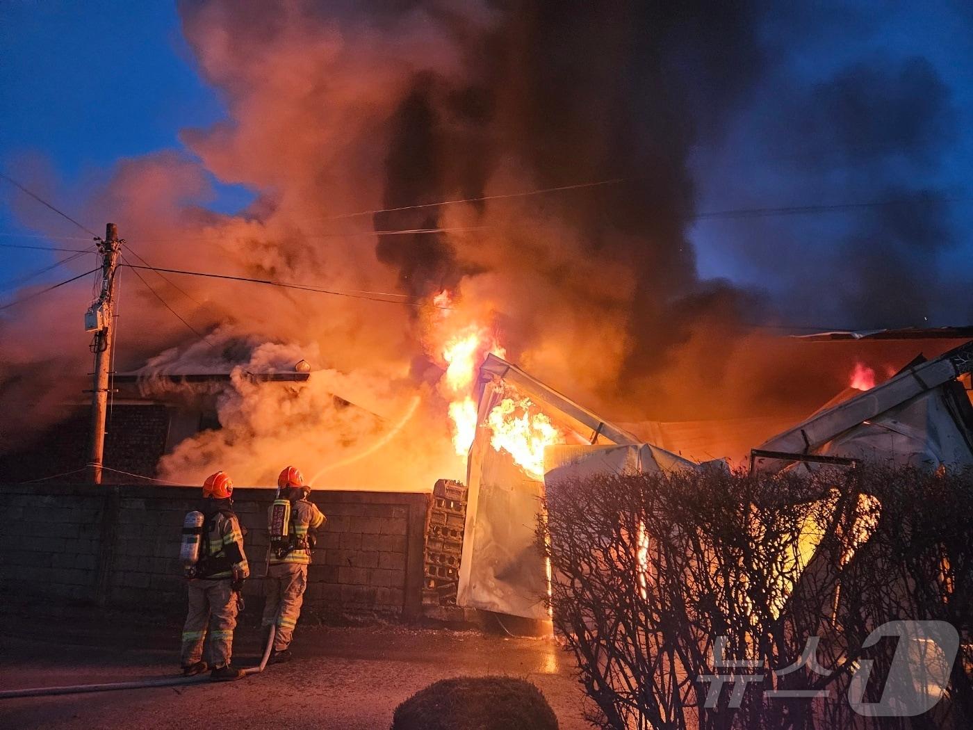 본문 이미지 - 보은 주택화재 현장(보은소방서 제공. 재판매 및 DB금지)/뉴스1 