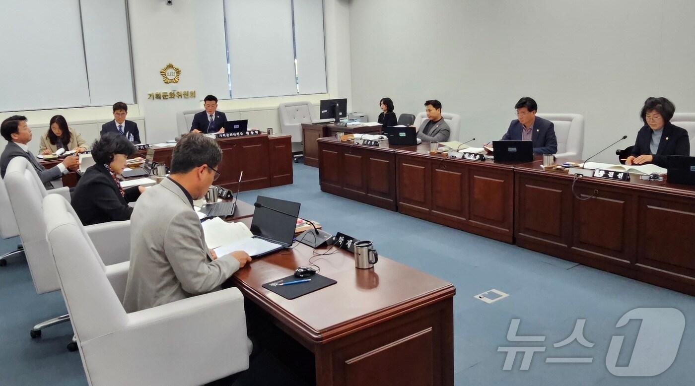 진주시의회 기획문화위원회가 20일 '진주대첩 역사공원의 관리 및 운영에 관한 조례안'에 대해 논의하고 있다. 2025.2.20/뉴스1 한송학기자