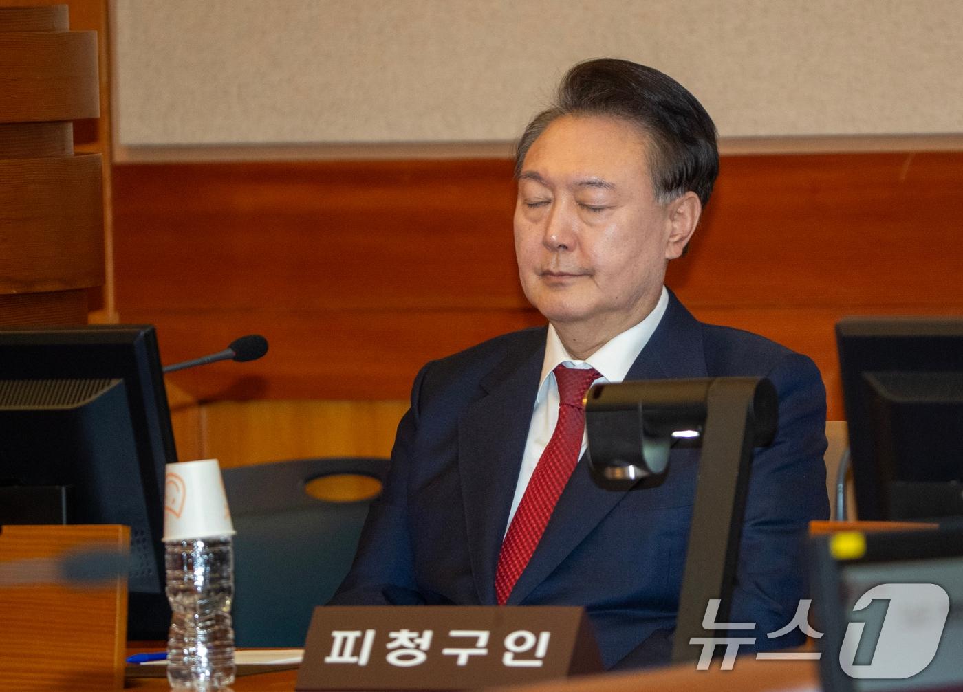 본문 이미지 - 윤석열 대통령이 20일 오후 서울 종로구 헌법재판소 대심판정에서 열린 탄핵심판 10차 변론 기일에 출석해 생각에 잠겨 있다. 2025.2.20/뉴스1 ⓒ News1 사진공동취재단